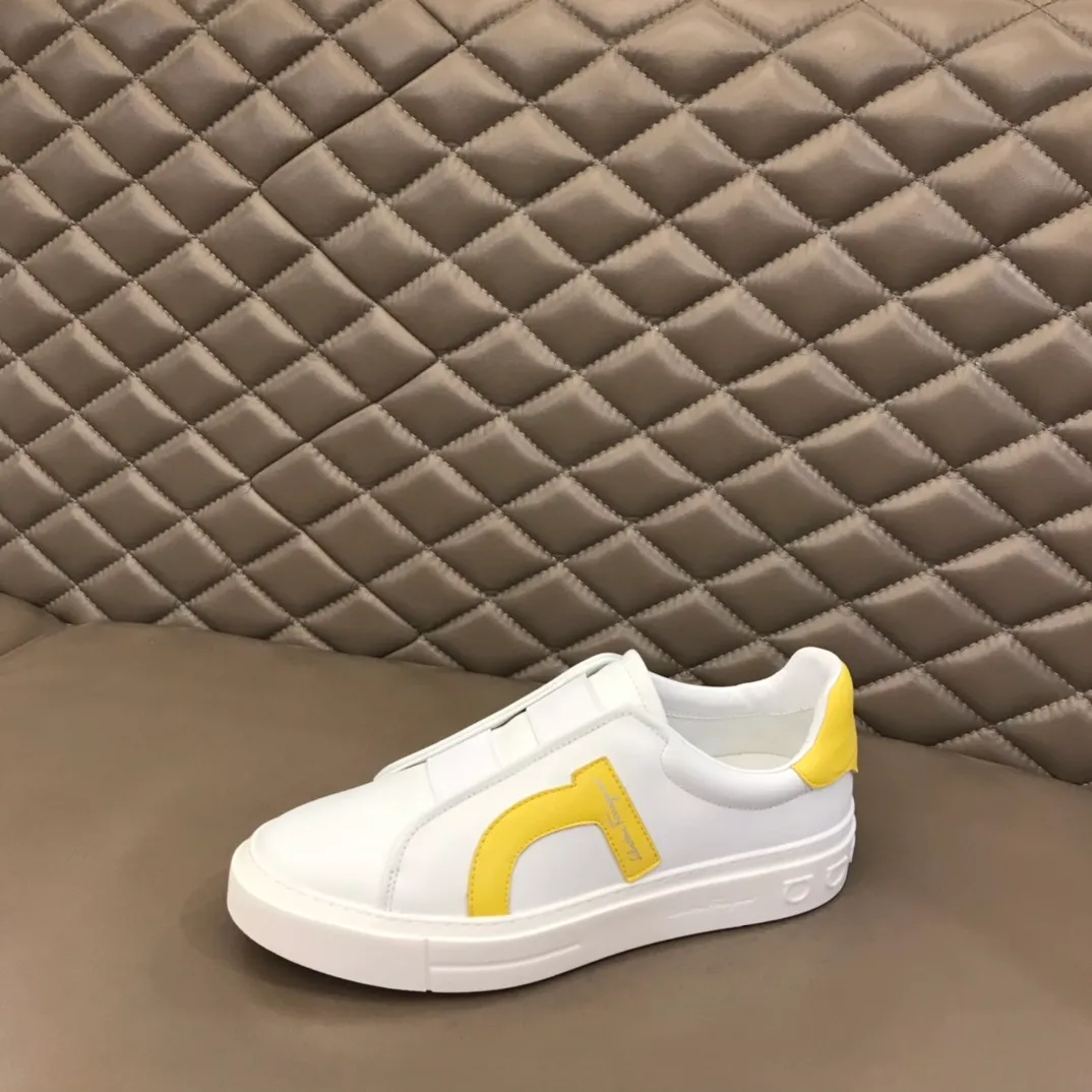 p400【Salvatore Ferraga**】New men's low-top casual shoes! Top-quality cow products, original lasts, made of imported cowhide, first-class texture, first-layer sheepskin lining! Original outsole! The details are exquisite and the style is versatile and upscale! Decorated with a three-dimensional Gancini logo, the back of the tongue and lace-up piping add a pop of color. The high-tech sole features a holographic pattern and Gancini details, making it ideal for a practical yet stylish everyday look. Code number 38-44 (45 can be customized)